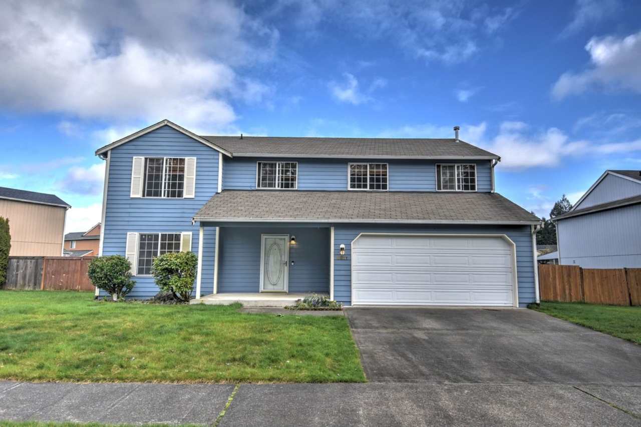 Fantastic 4 bedroom home in excellent location with large fully fenced yard!