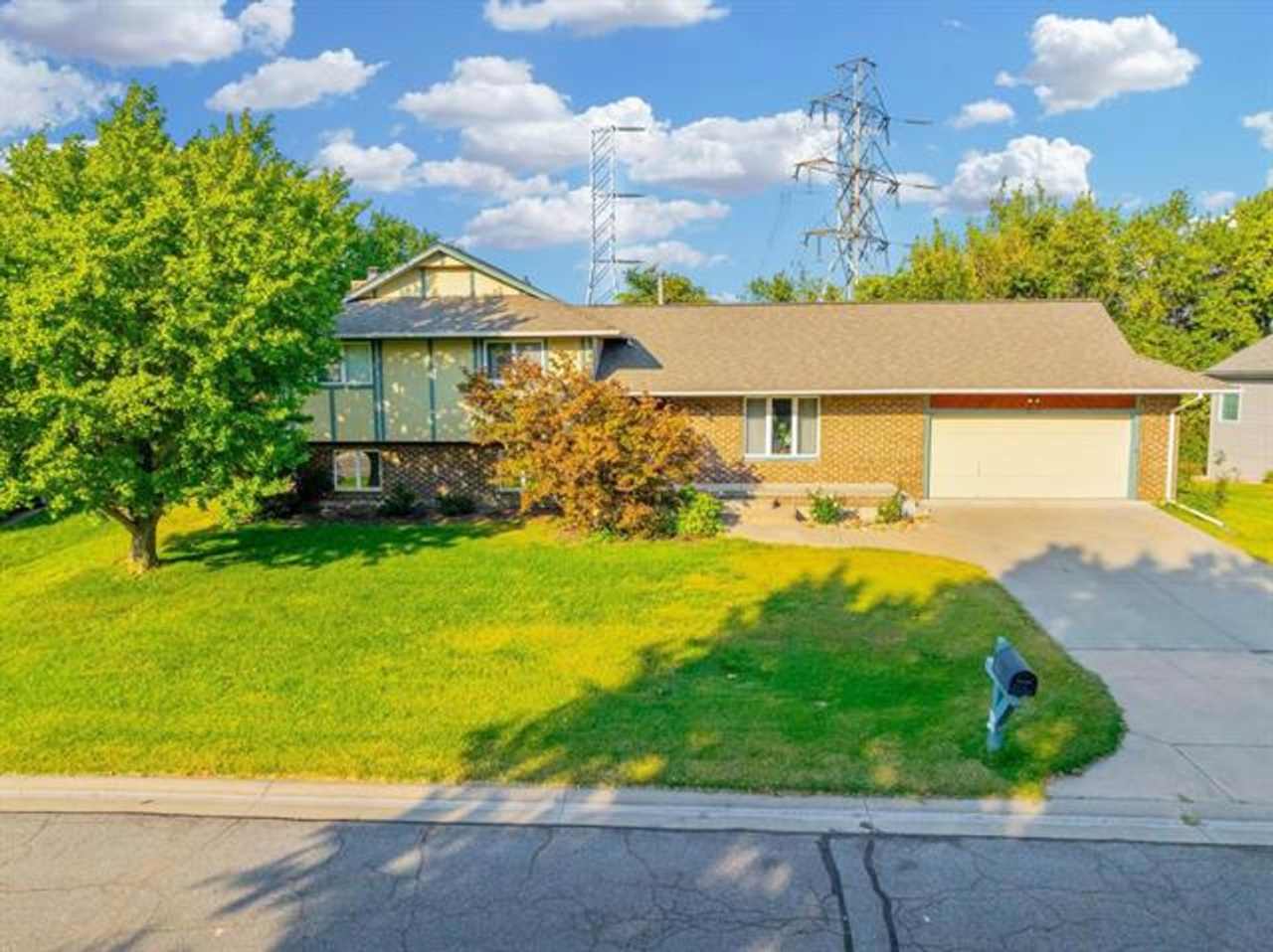 Large Family home in Chelsea Est. just SW a few blocks from 21st N. and Rock Rd.