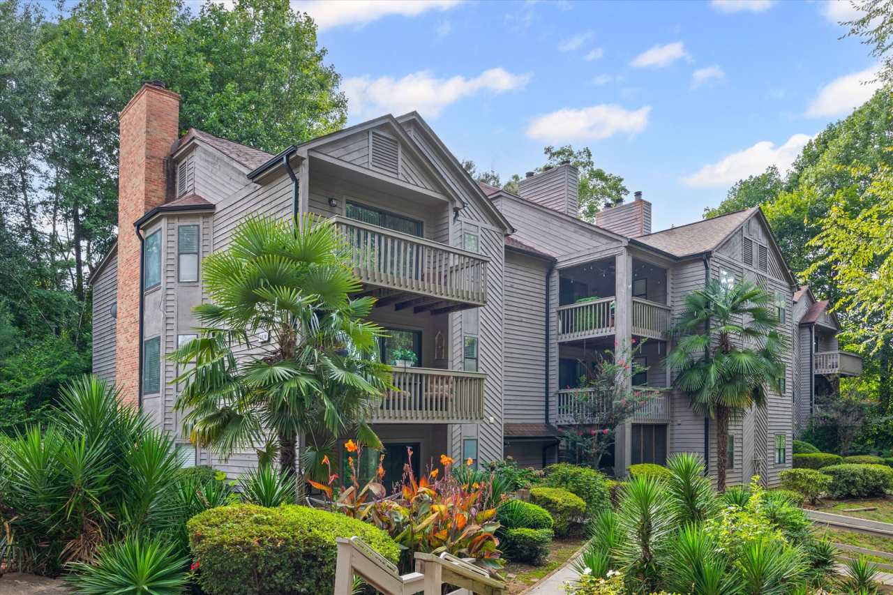 This beautifully maintained 2-bedroom, 2-bath 3rd Floor unit in Lake Wylie Woods is a Gem!