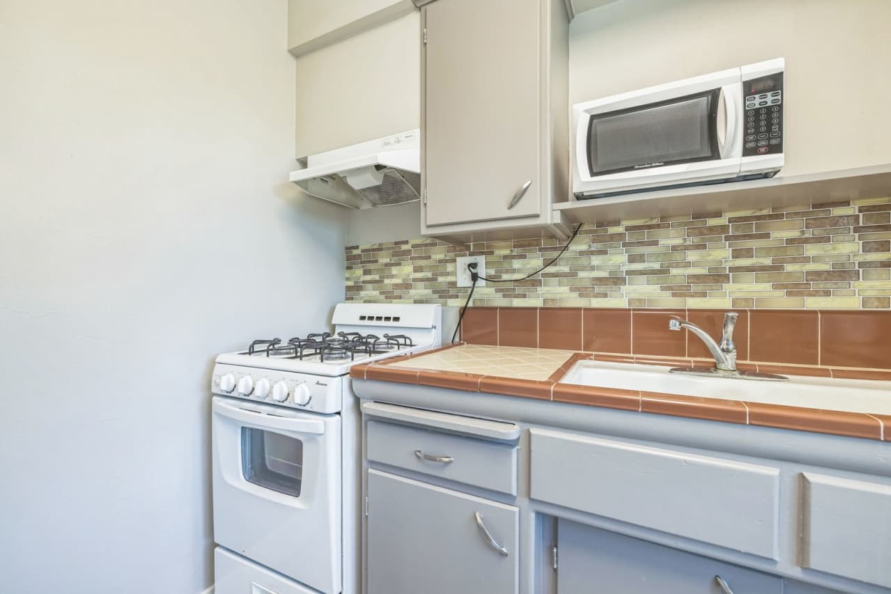 877 E. Cottonwood Road