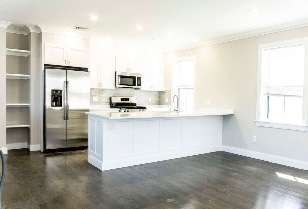 Sparkling, Renovated 3 bedroom/2 bath duplex with Laundry in Unit