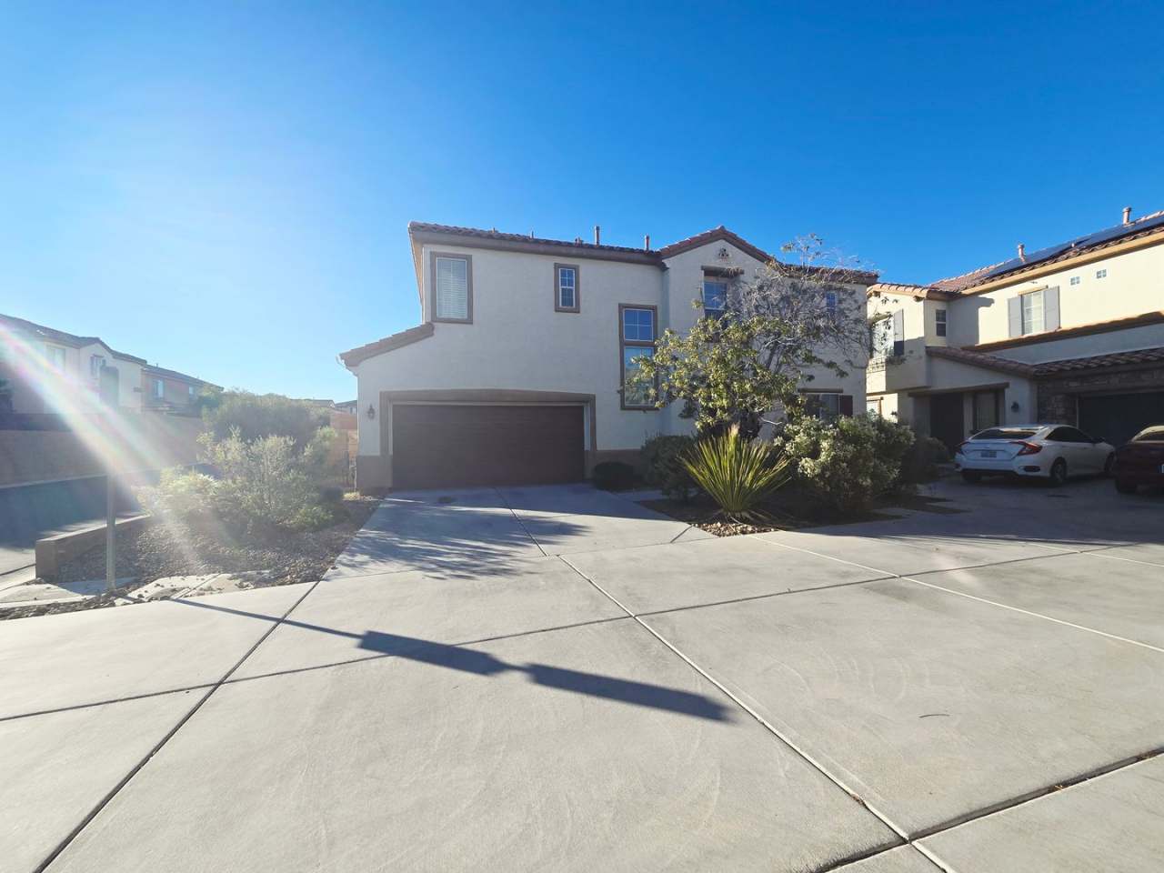 MOUNTAINS EDGE BEAUTY! CHARMING 3 BEDROOM 2.5 BATH IN GATED COMMUNITY!