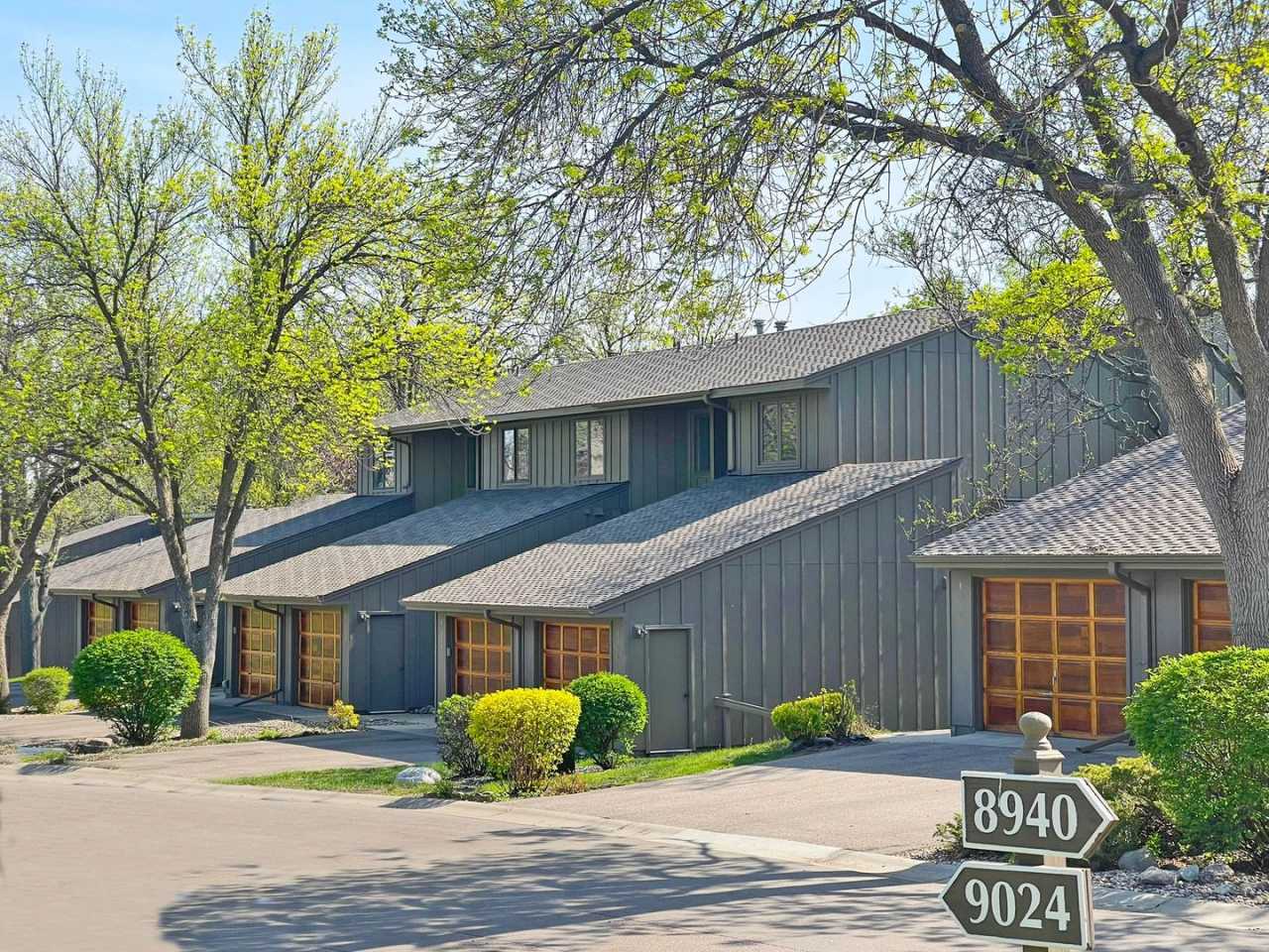 Gorgeous Townhome in the Preserve, 2 Fireplaces, Hardwood Floors, Deck, Lake View