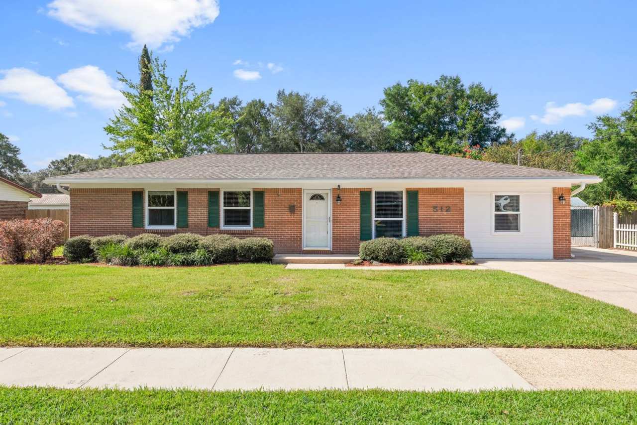 Beautiful home in the heart of Niceville!!