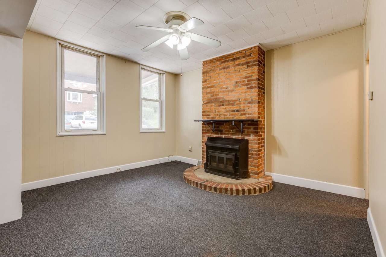 AVAILABLE MAY 2026 - Excellent Mt Washington Location w/ 2 Spacious Bedrooms  Garage!