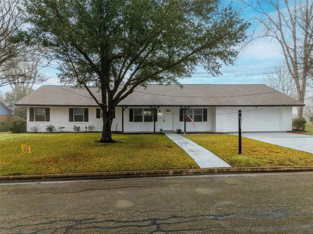 BEAUTIFUL HOME IN BRENHAM. MOVE IN READY!.