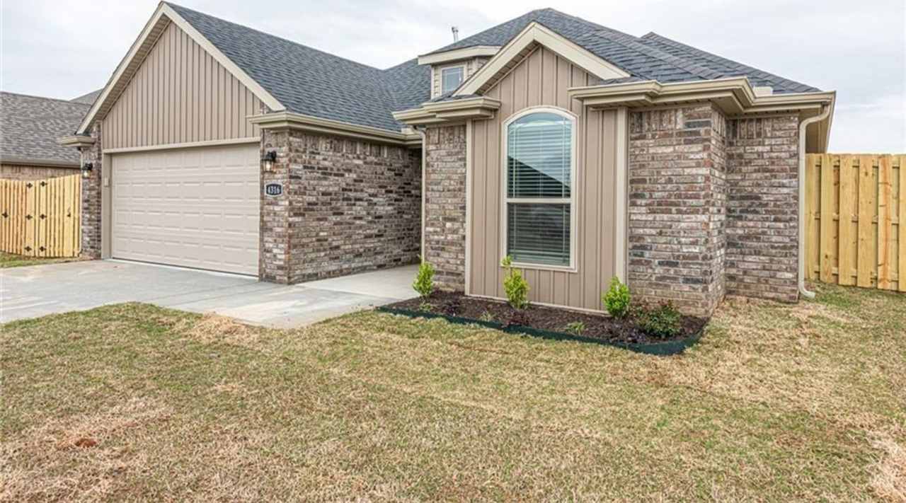 Gorgeous 3-Bed, 2-Bath Home - Available Mid December