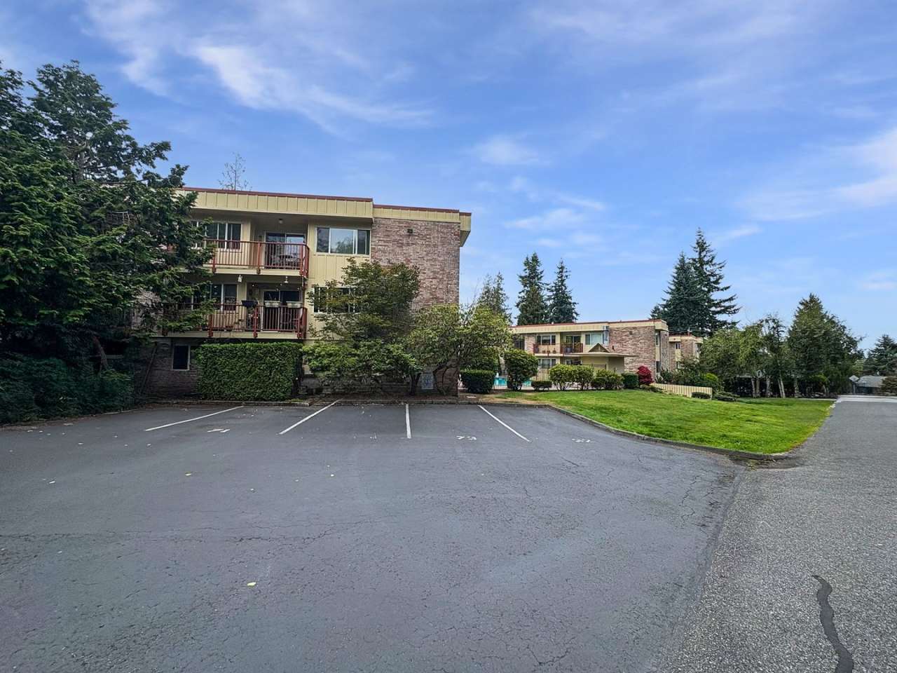 Beautiful and Bright View Ridge Condo