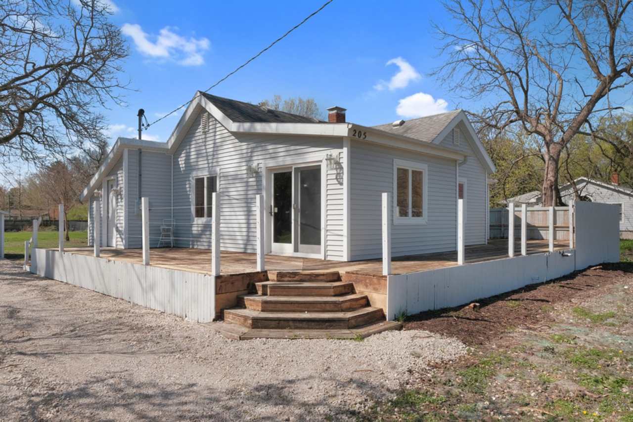 2 Bed, 1 Bath Updated House in Savoy - AVAILABLE NOW!