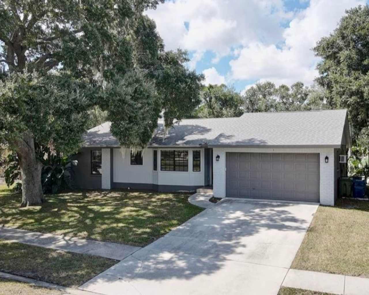 Stylish Sarasota Living in a Convenient Location