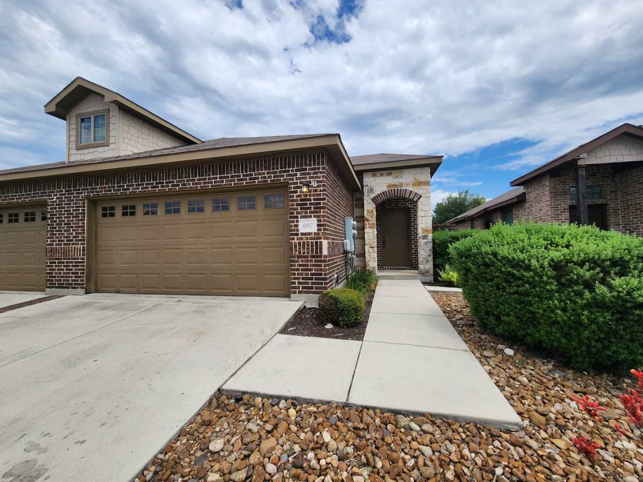 3/2/2 Duplex Close To Creekside Shopping Center! Fridge Included /No Carpet / CISD