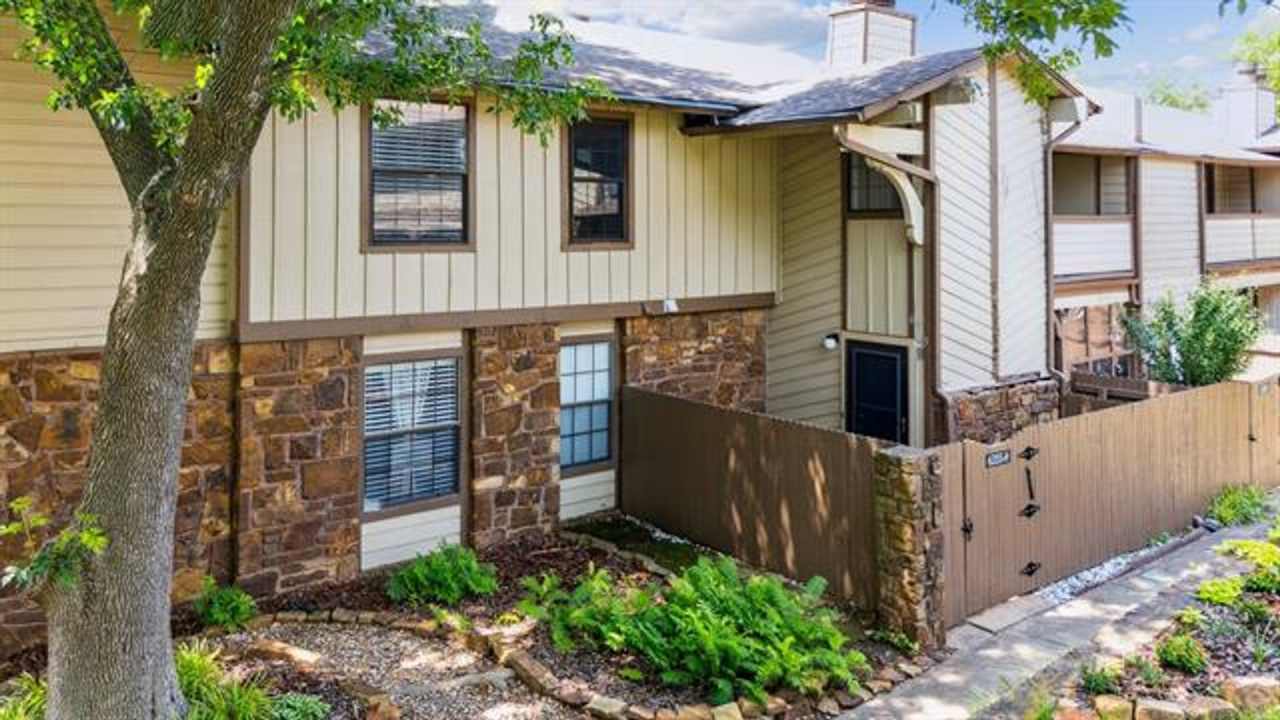 Move-in ready 2-bed, 2-bath condo in the desirable Shadow Mountain community!