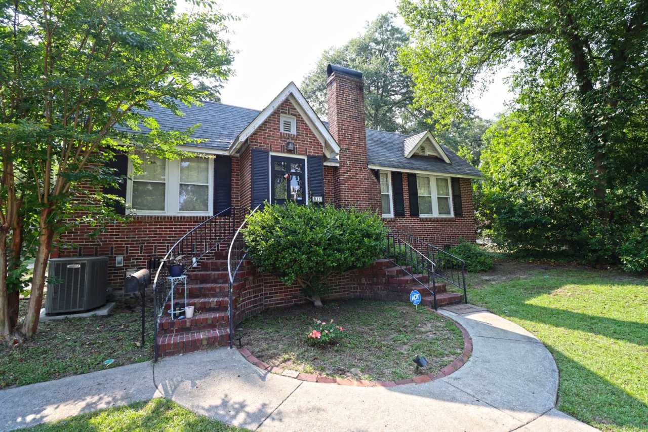 Charming 3 Bedroom, 2 Bath Brick Bungalow in Heathwood Available August 15th