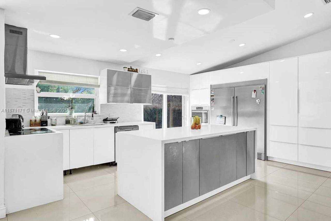 2190 NE 122ND ST NORTH MIAMI, FL 33181