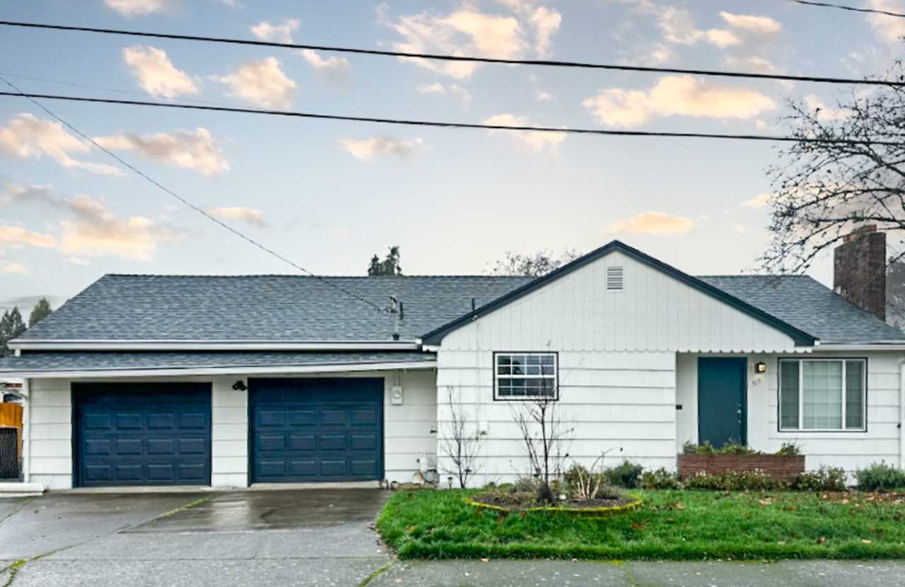 Charming 3 Bedroom Home Lebanon Home with Large Fenced Yard! **$500.00 Off First Full Month's Rent!!**