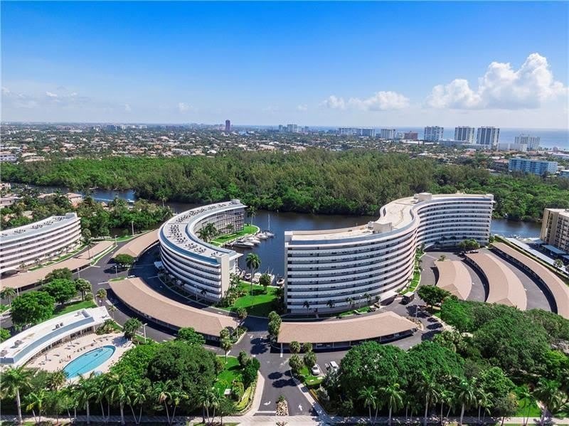 1319 E Hillsboro Blvd