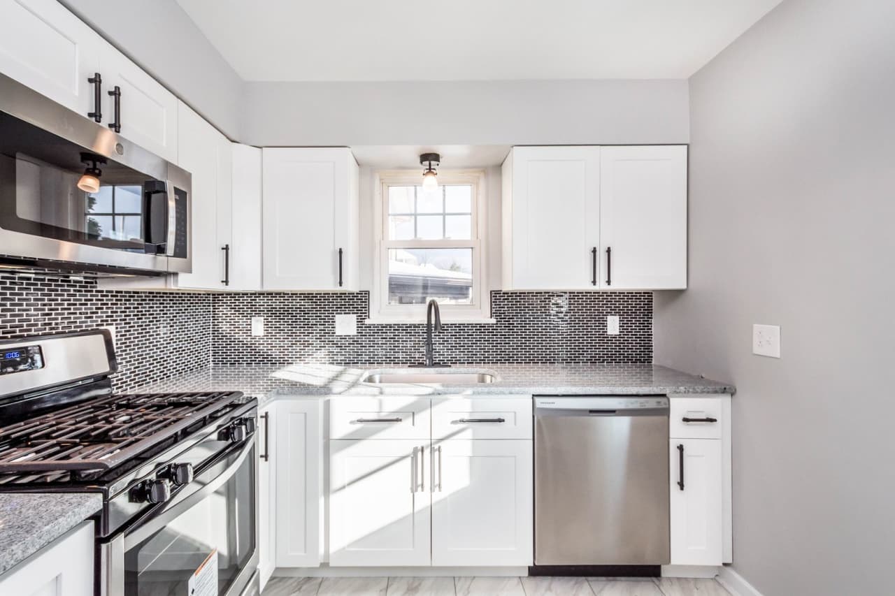 Charming 4 bedroom home in Pittsburgh available September 1st!