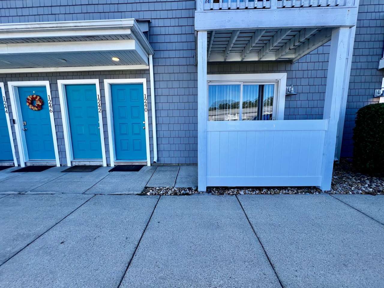 AMAZING 2 BED / 2 BATH CONDO – ONLY 8 BLOCKS FROM THE BEACH!