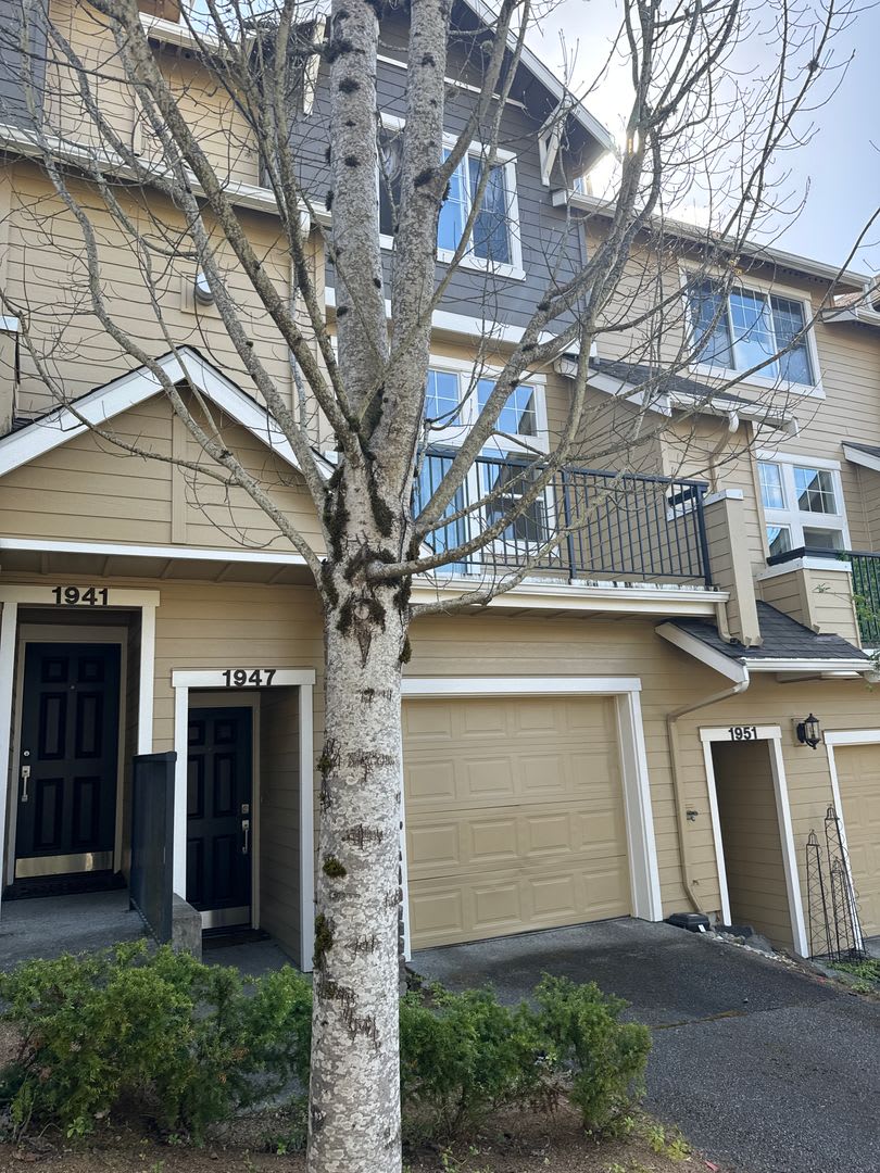 Beautiful 2 bedroom Townhouse in Issaquah Highland - Move in Ready