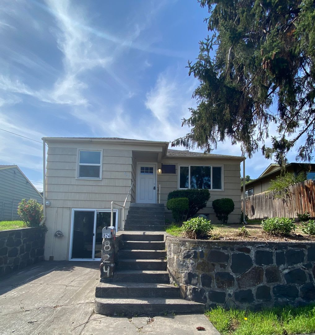 Charming 2 Bedroom 1 bath House! Large Backyard!