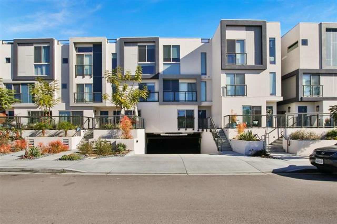 2 bedroom 2.5 bath Townhome, walking distance to Shelter Island