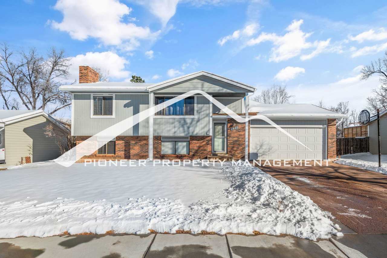 Spacious Split-Level Home in D20 with Mountain Views, 2 Car Garage, Fenced Yard and AC!