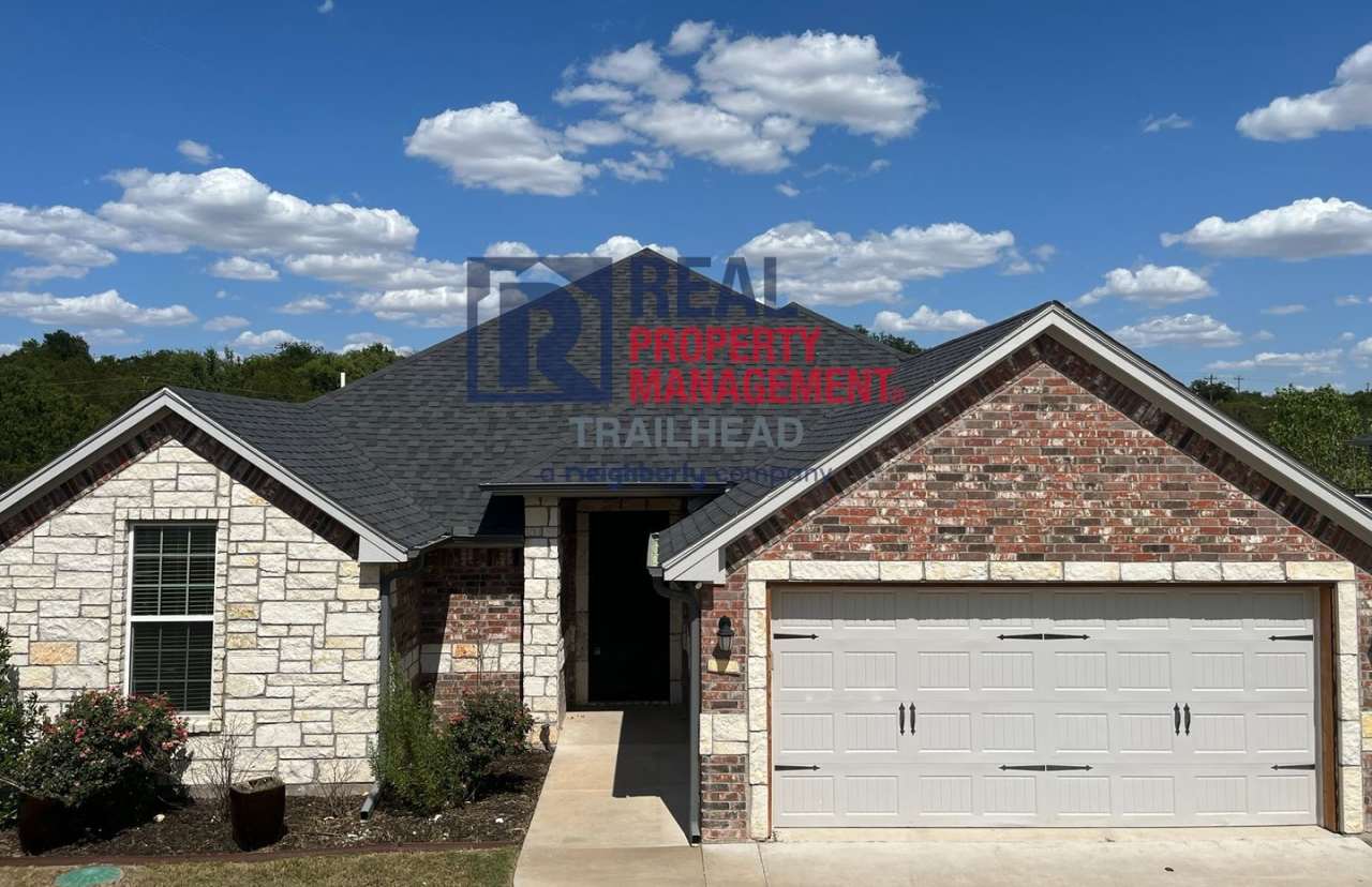 Amazing 3 Bed 2 Bath Home in Gated Lakeside Community!