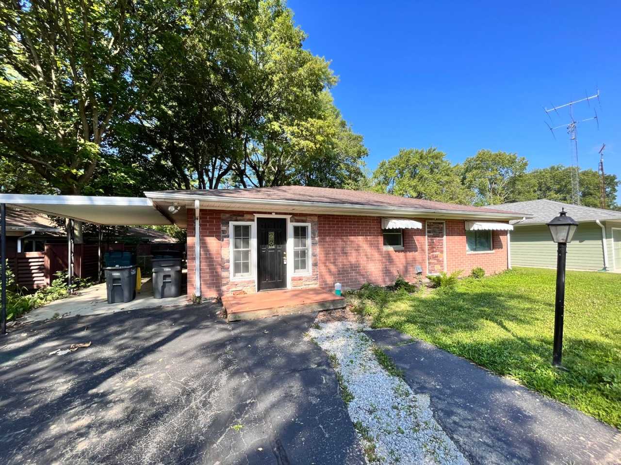 3 Bedroom Close to Campus: Special Offer - Receive $100 Credit for Parking Pass!