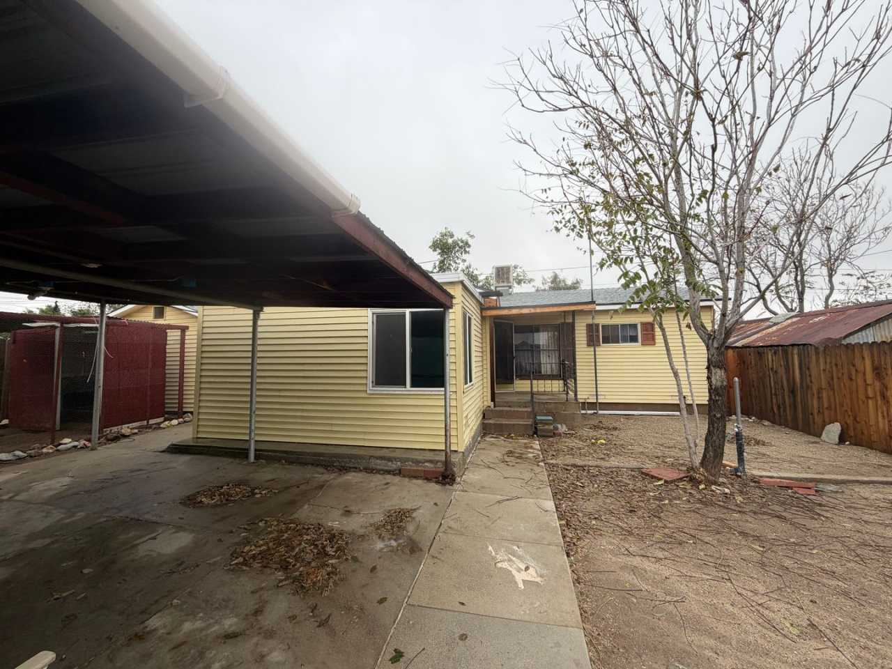 2 bed 1 bath w/Garage in Taft!