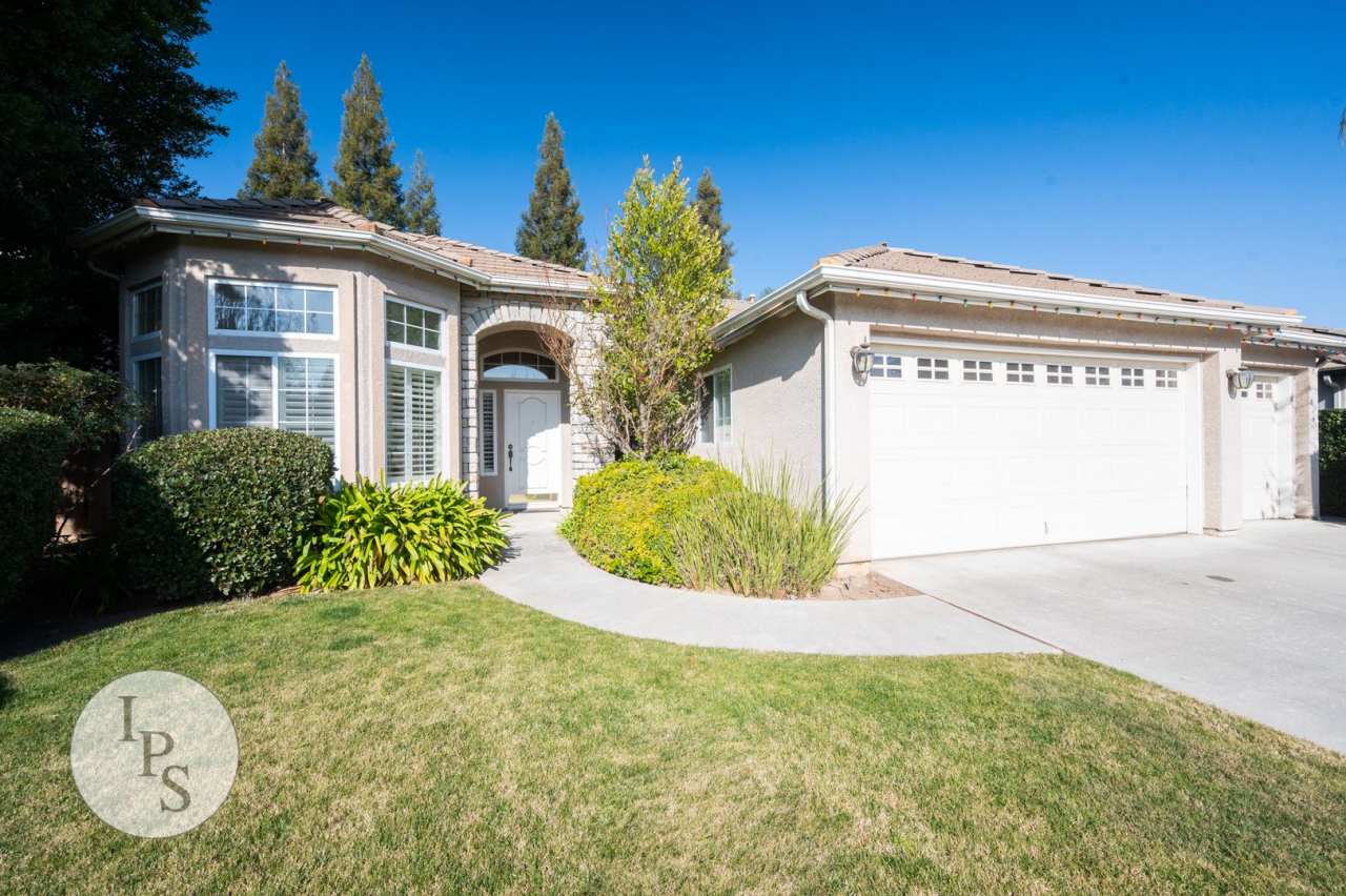 NorthWest Fresno Home, 3BR/2BA, Built 1998, Quiet Neighborhood - Lots of Amenities!