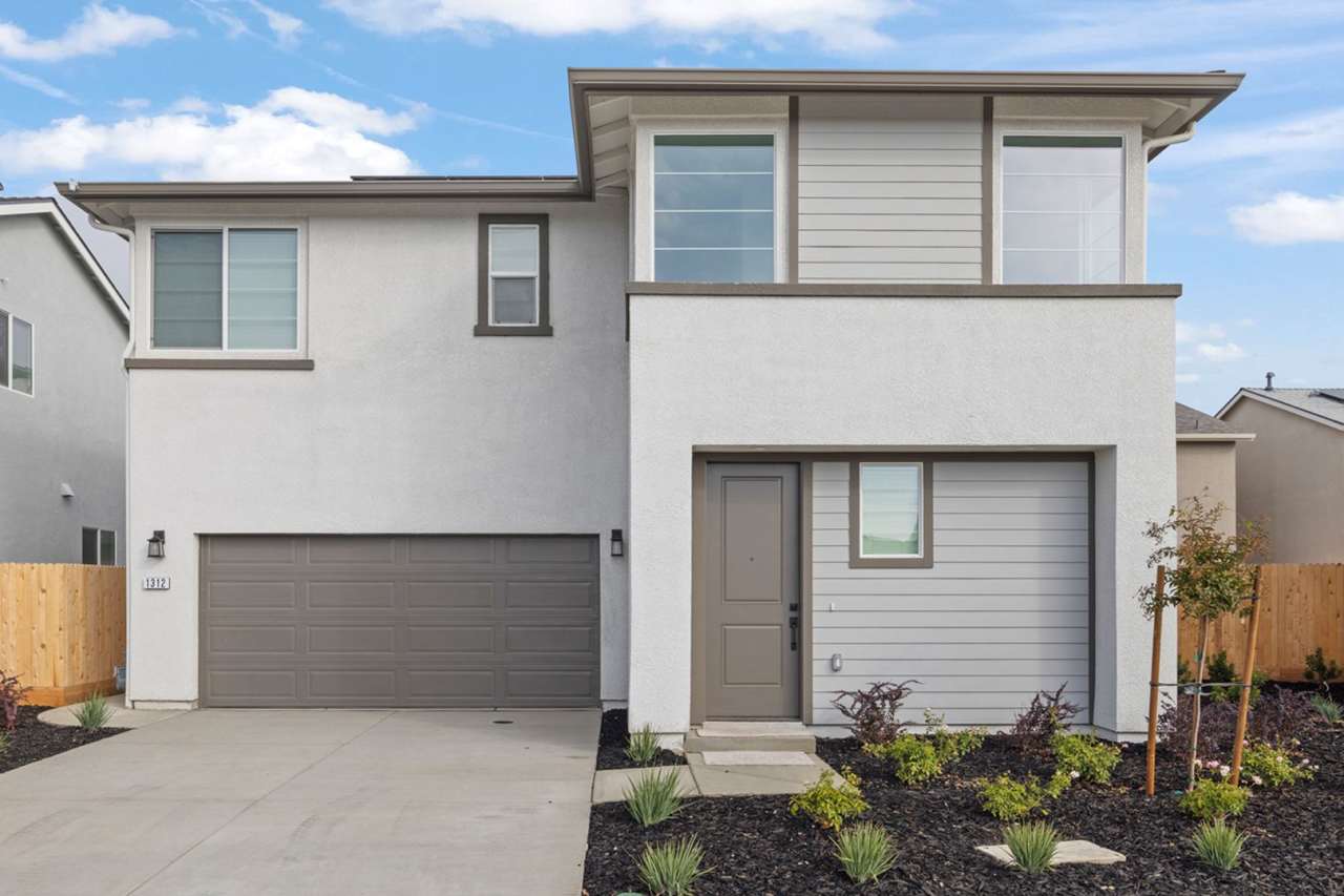 Brand New 3 Bedroom 2.5 Bathroom with Solar in NW Visalia!!