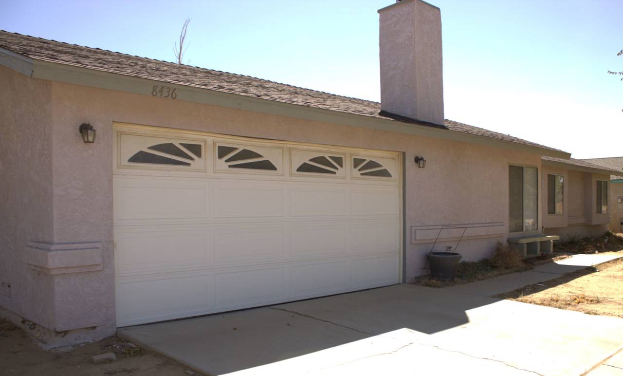 Charming 3-Bedroom Retreat with Spacious Backyard  Modern Comforts