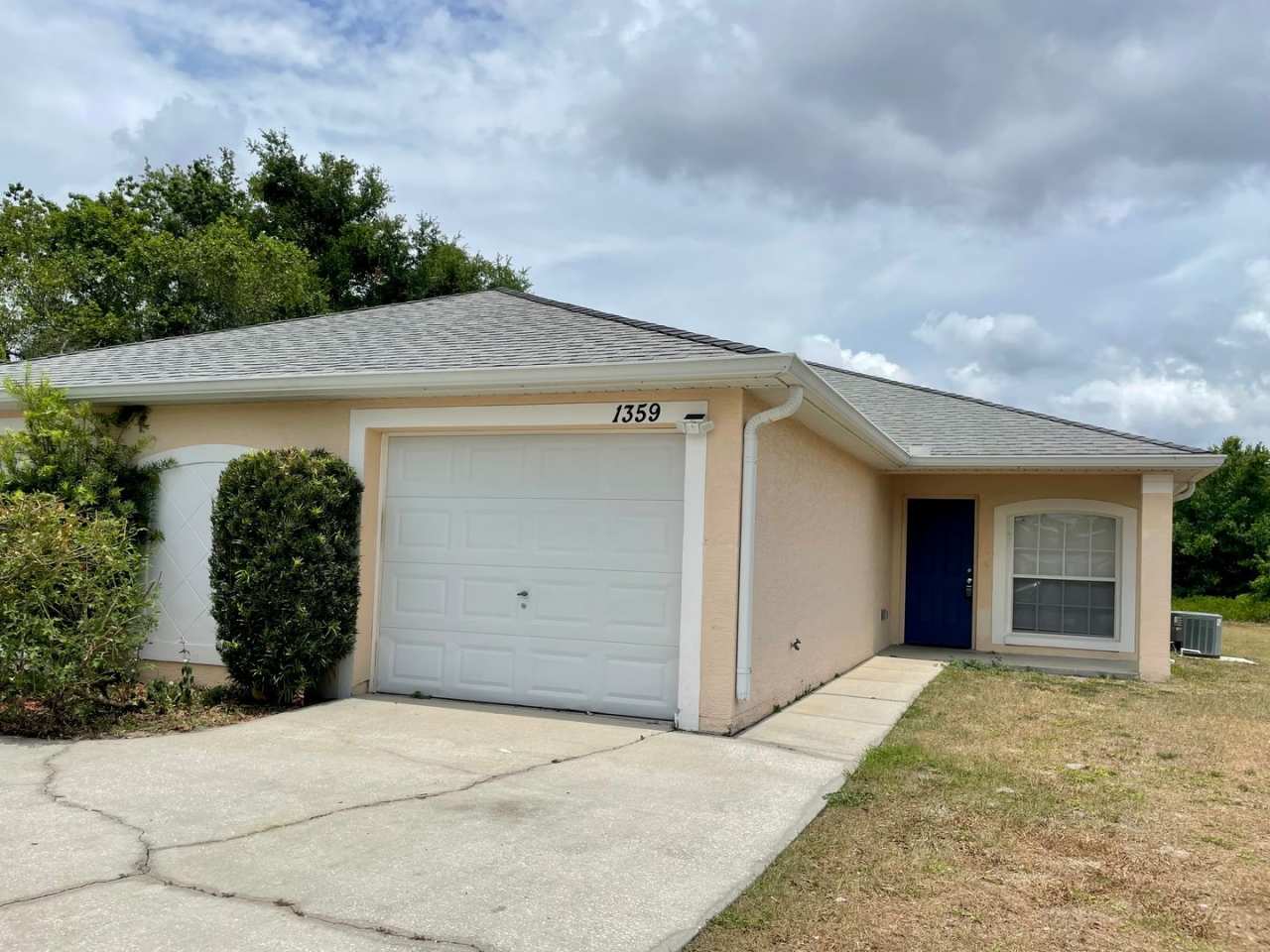 2 Bedroom, 2 Bath Duplex with 1 Car Garage in Deltona - Priced to Rent!