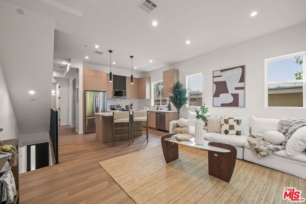 257 1/2 S Park View Street