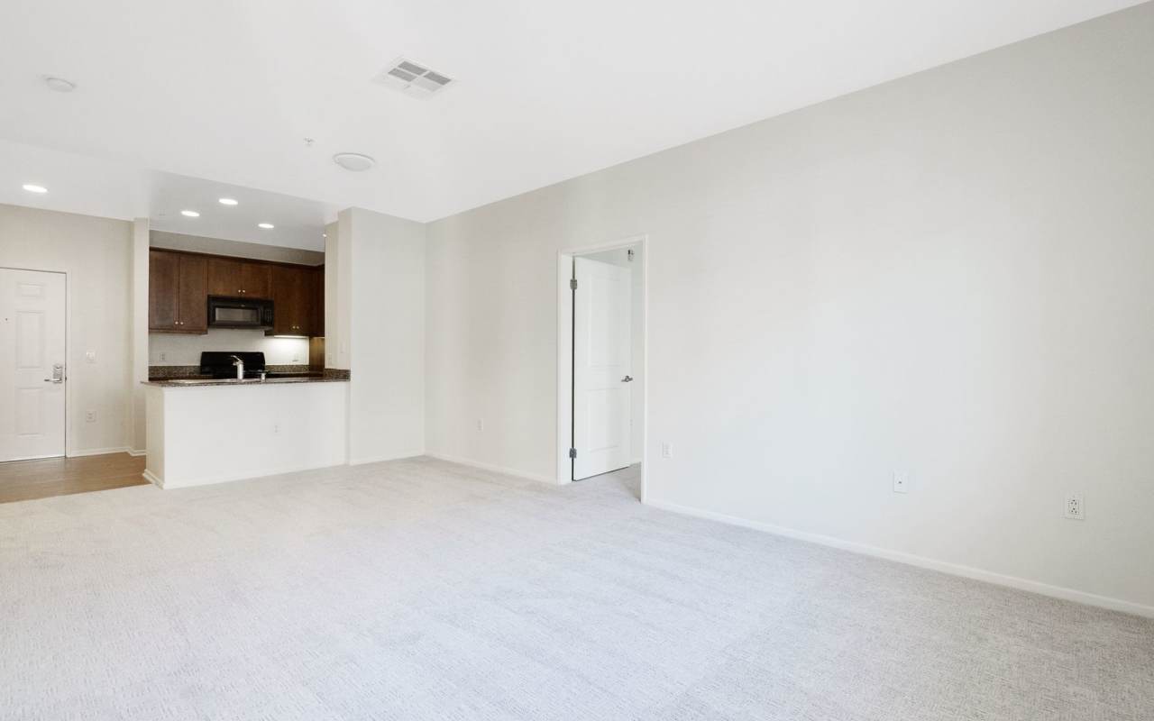 Stylish 2-Bedroom Condo with Resort Amenities in the Heart of Irvine