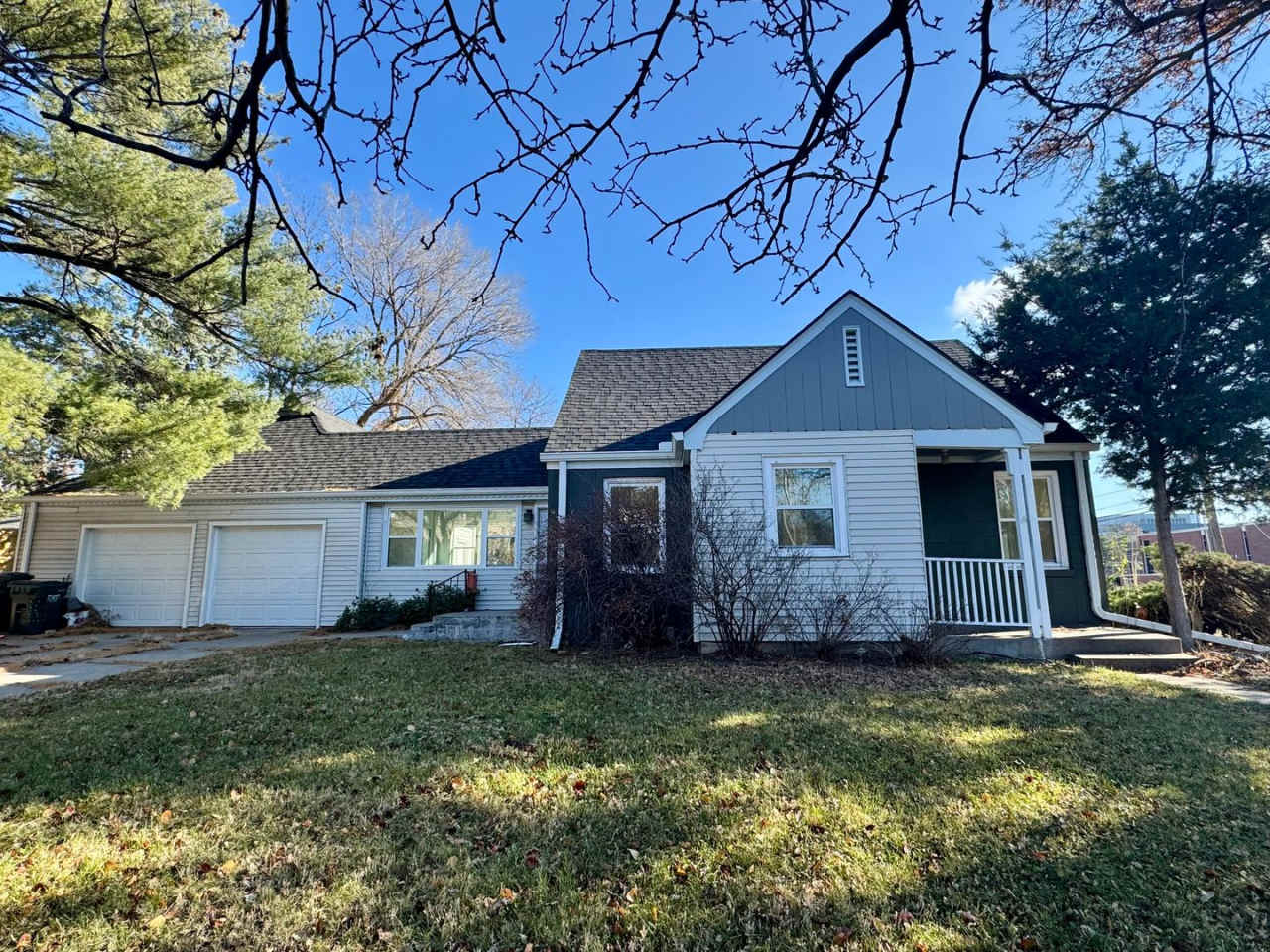 UPDATED 3 bed, 2 1/2 bath in central Lincoln