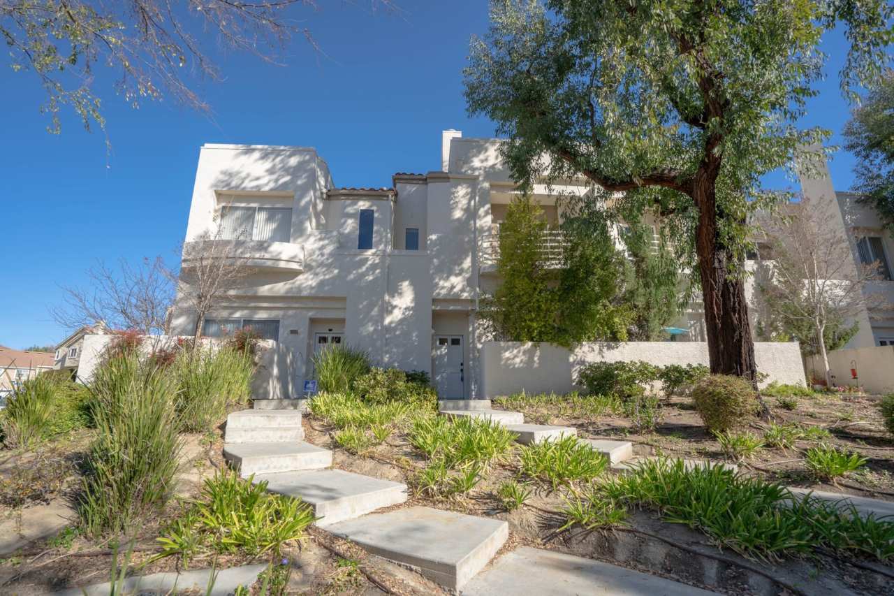 Charming 3-Bedroom Townhome with Dual Fireplaces and Pool Access in Stevenson Ranch!