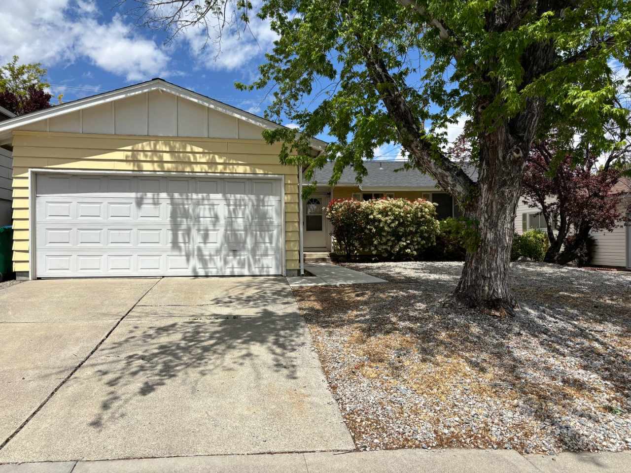 AVAILABLE IMMEDIATELY - LARGE 3 BED/2 BATH HOME IN NORTHWEST RENO WITH A/C  FIREPLACE - QUIET FAMILY NEIGHBORHOOD