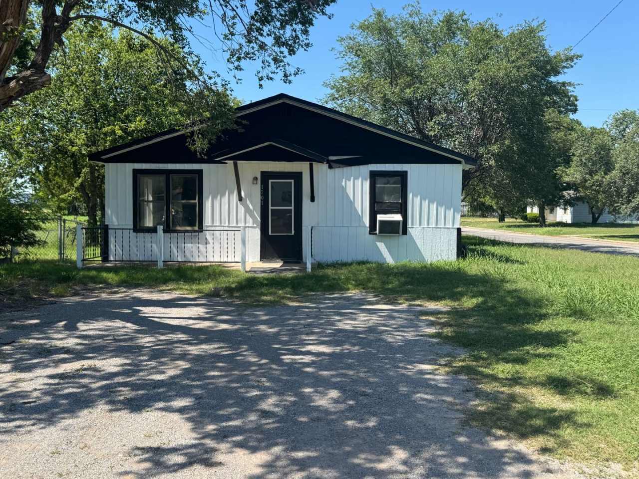 1701 SW Jefferson - AVAILABLE NOW!!