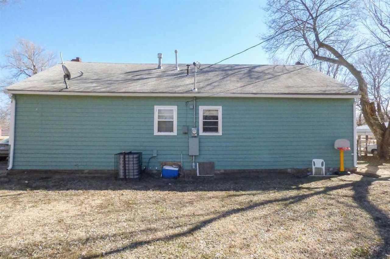 3 bed 2 Bath Home Super Large Back Yard