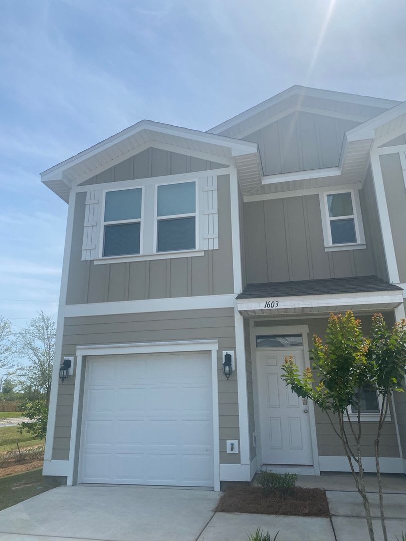 Great Townhome in Lynn Haven! *A-D MILITARY SPECIAL: 1/2 Off Security Deposit  First Month's Rent!!*