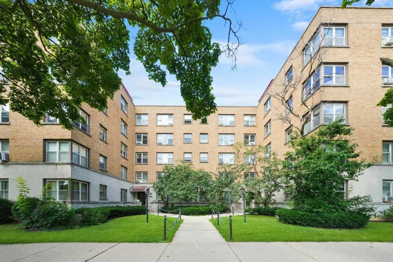 2610 W Balmoral Avenue