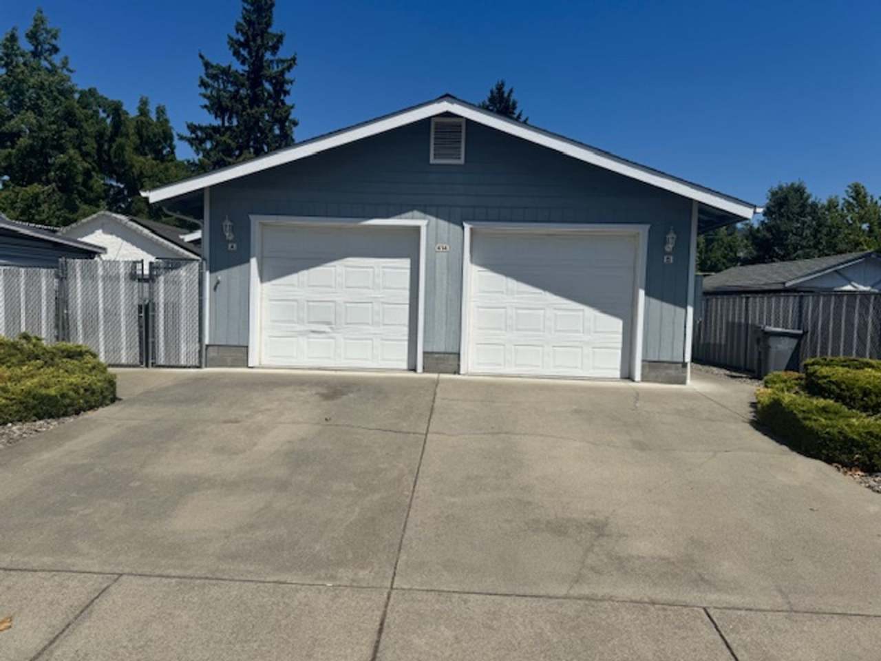 CLEAN SINGLE LEVEL 2 BEDROOM HOME/ WITH DETACHED GARAGE/ FENCED YARD