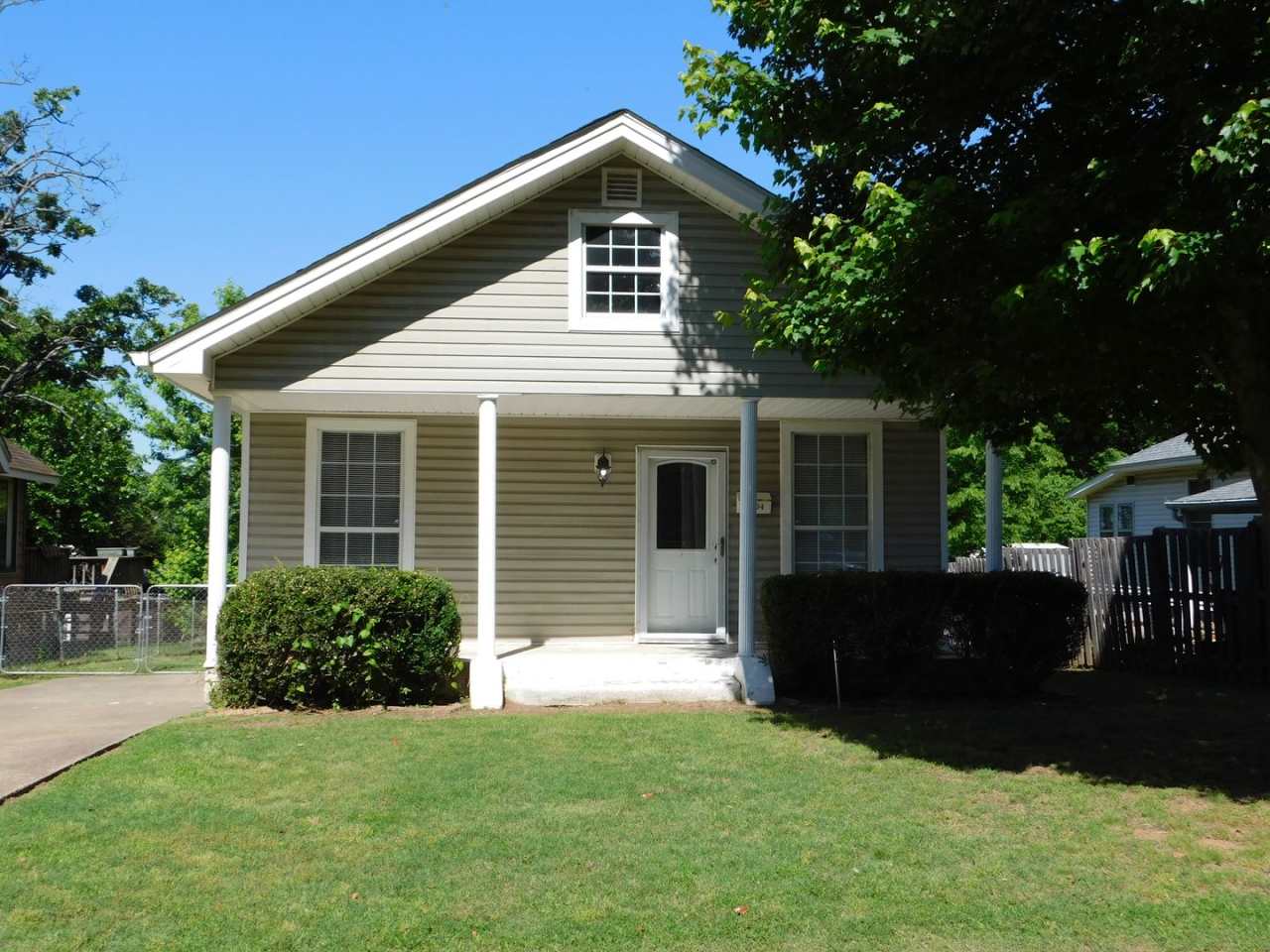 Cute 2 Bedroom 1 Bath House with Great Backyard