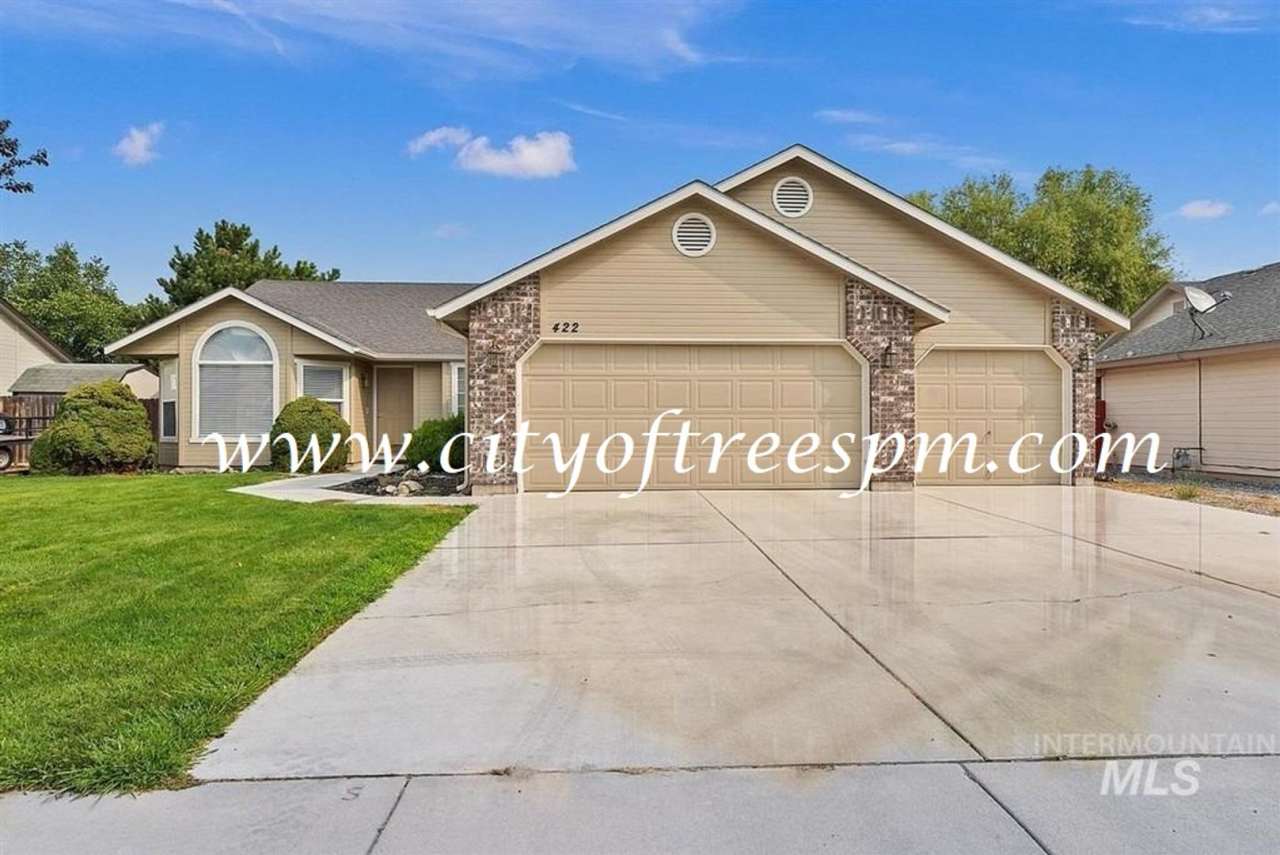 Fantastic 4 bed 2 Bath, 3 Car Garage with RV Parking!! Available Now!