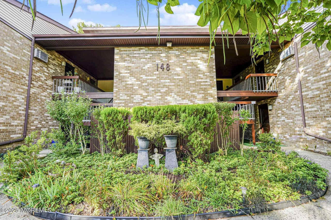 148 Amberly Drive unit: J