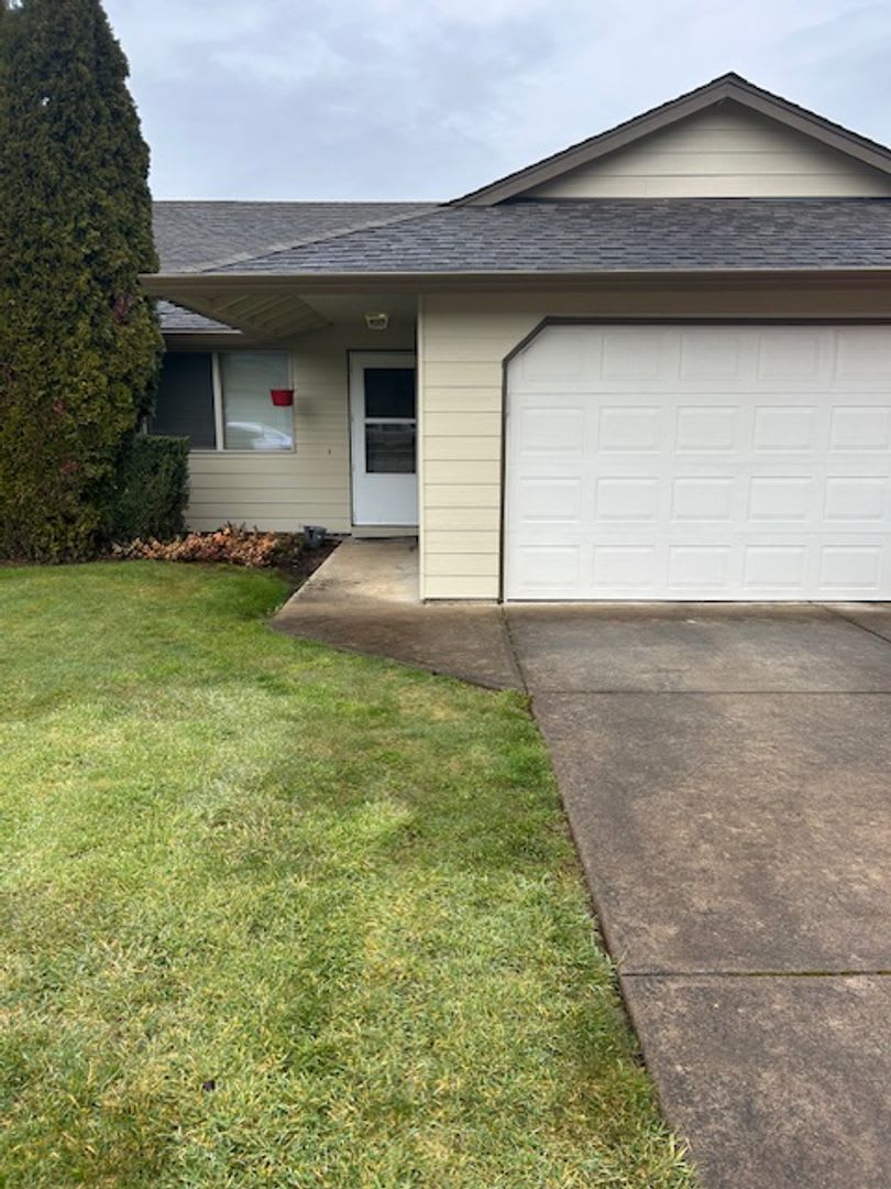 Duplex for Rent in HOA neighborhood