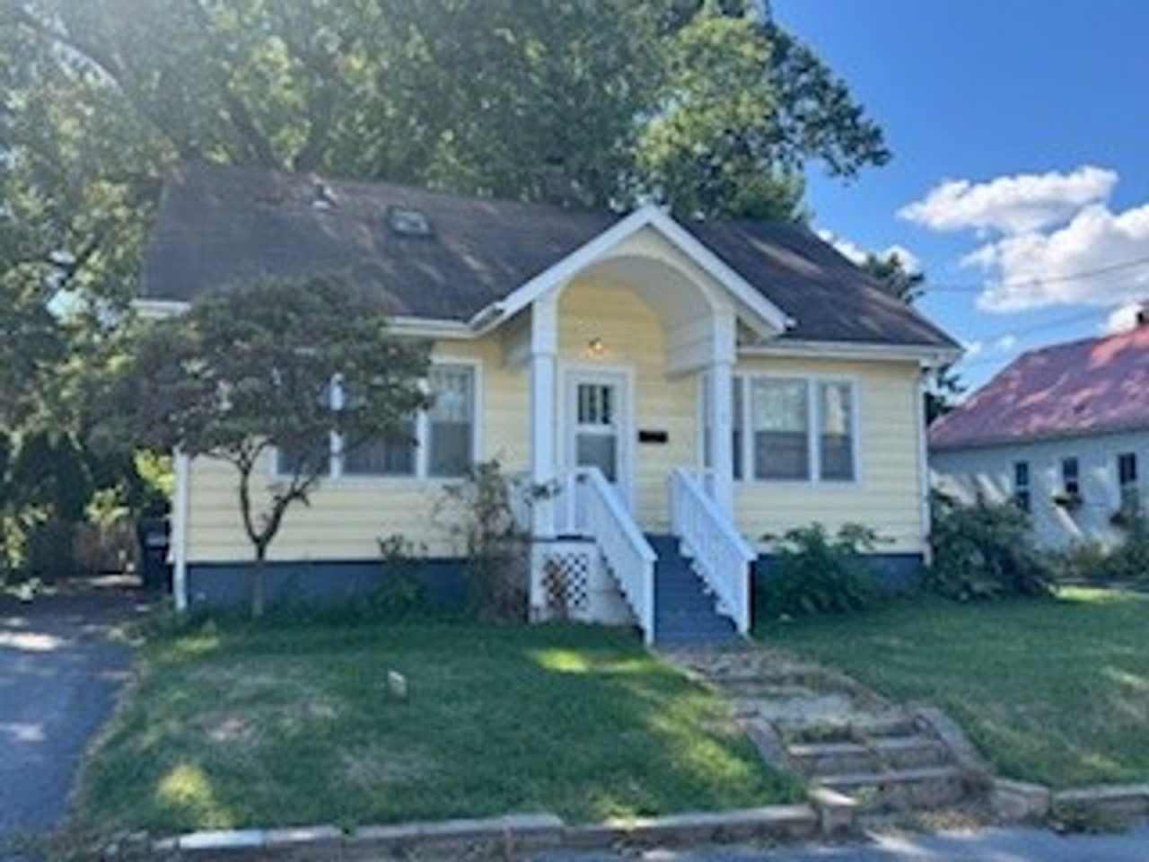 • Pack Your Bags! Fully Furnished 3BR Near Campus with Outdoor Space