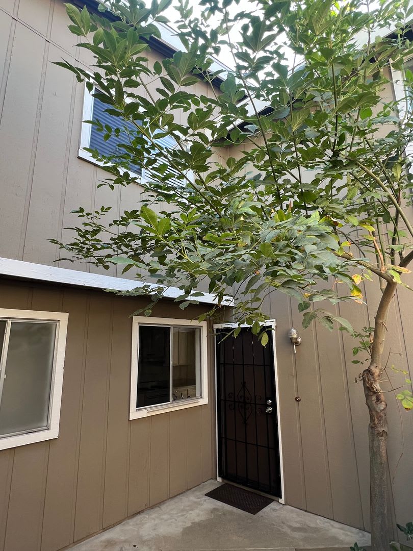 **MOVE IN DEPOSIT SPECIAL** 2 Bedroom 2.5 Bath Townhome Available in Pomona