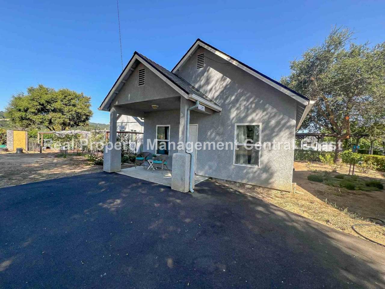 AVAILABLE NOW - Charming Atascadero Home - 2 Bed / 1 Bath